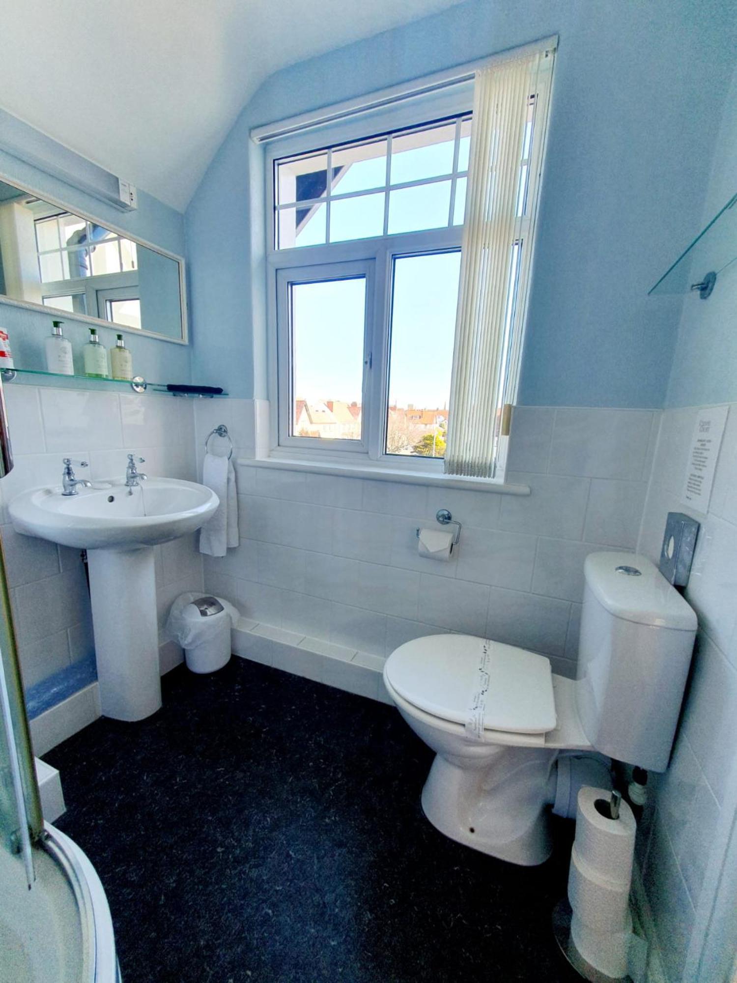 Cleave Court Guest House 랜디드노 외부 사진